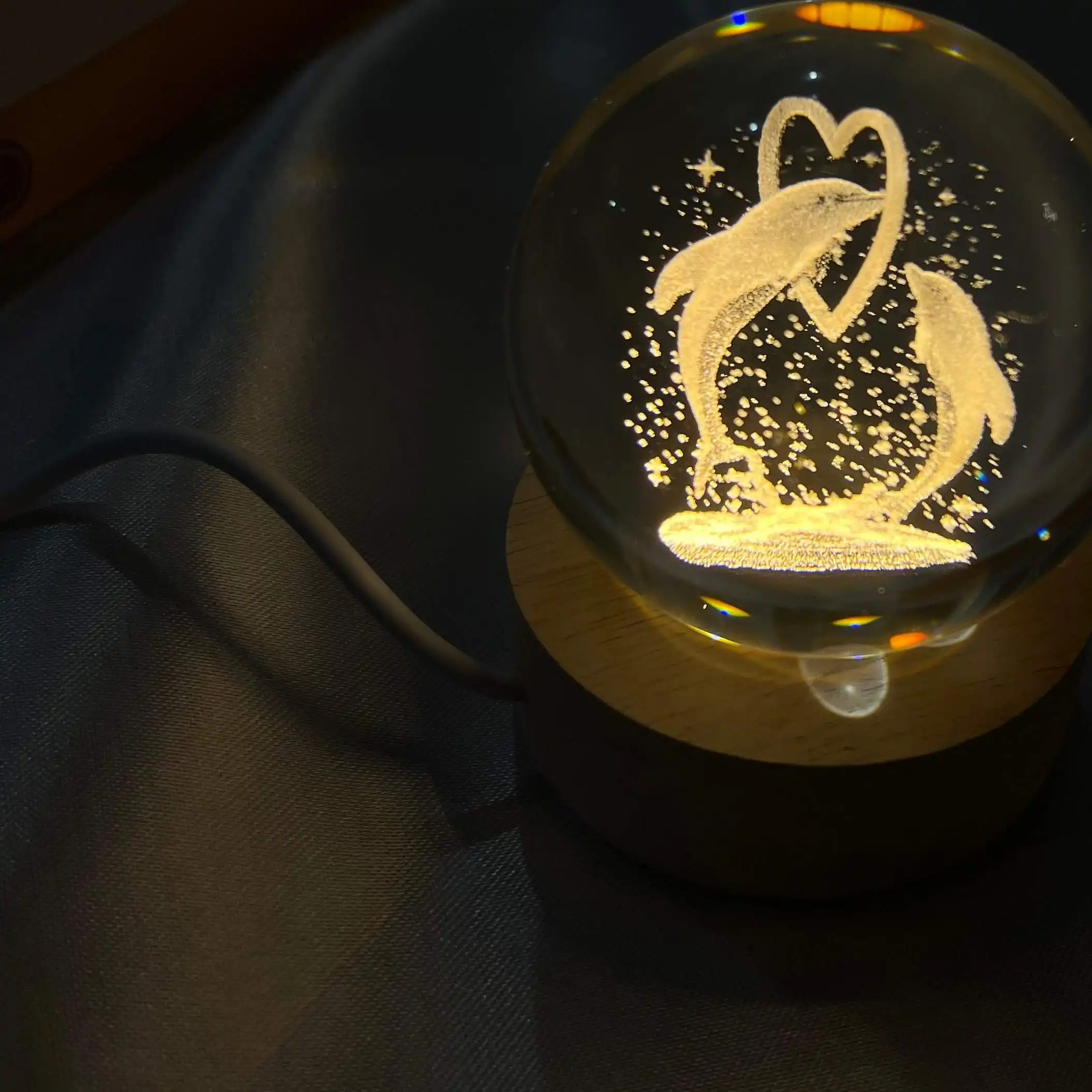 چراغ خواب گوی کریستالی فوق العاده زیبا طرح دلفین و قلب