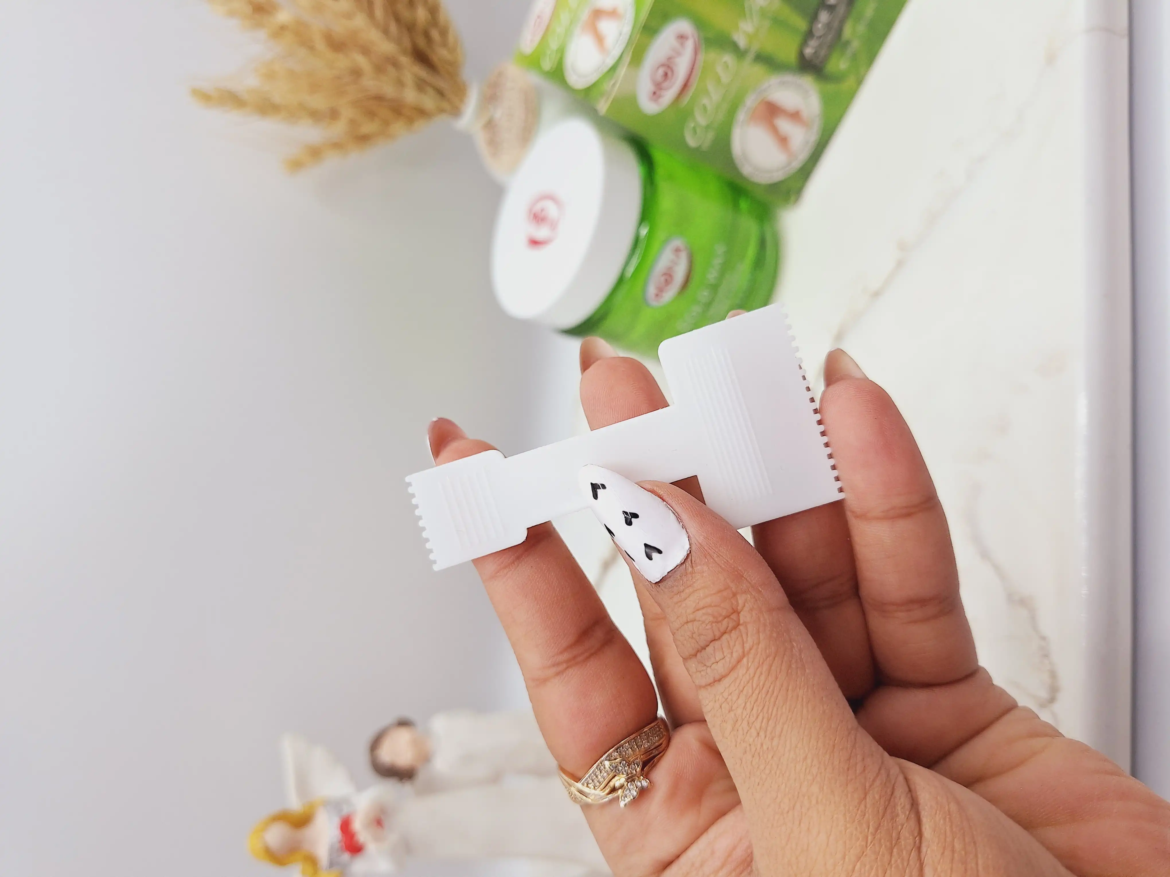 موم سرد با کاغذ اپیلاسیون همراه با کاردک رایحه آلوئه ورا برند RONA کد 3138