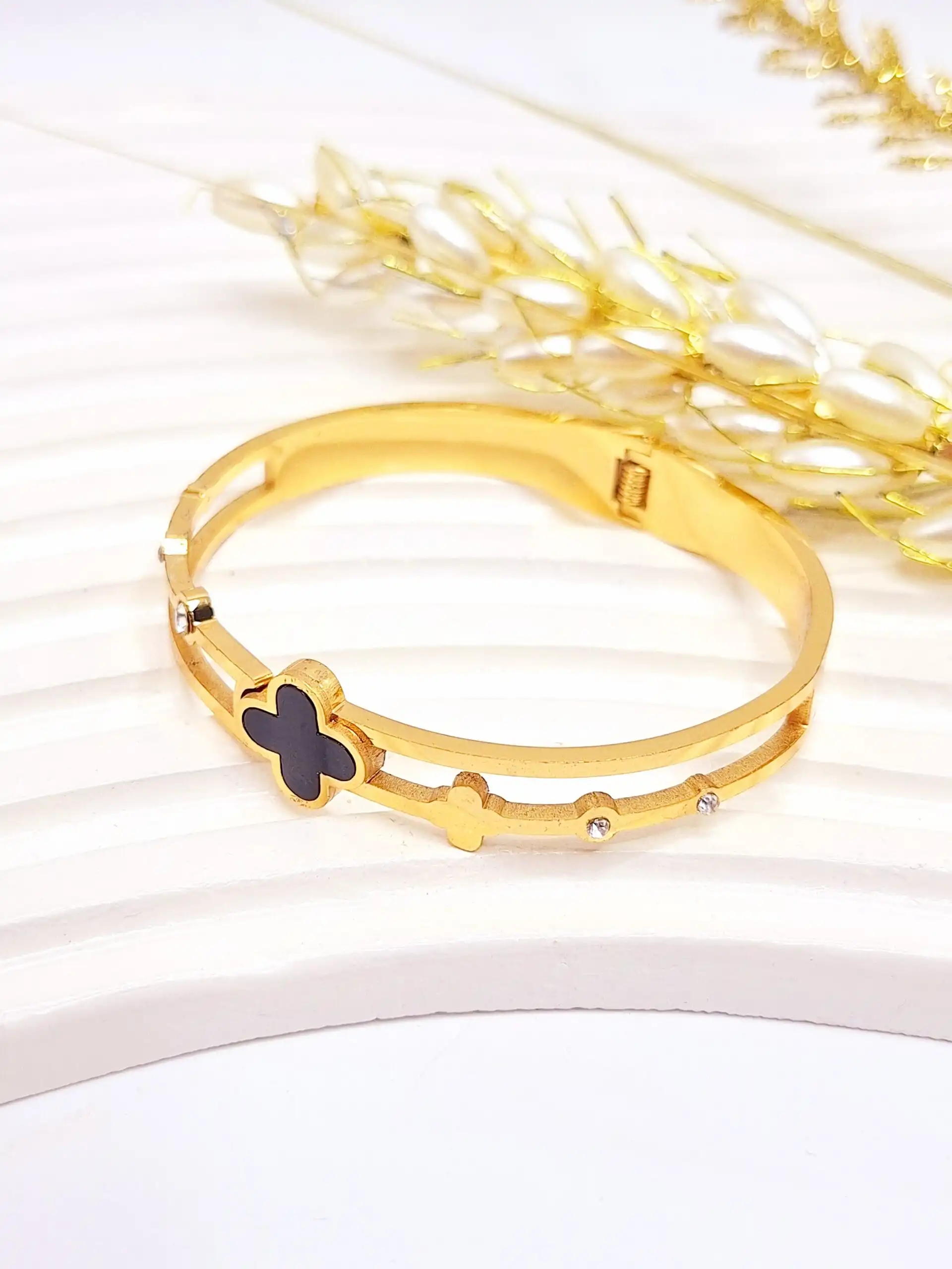 دستبند طلایی طرح تک ونکلیف مشکی نگین دار